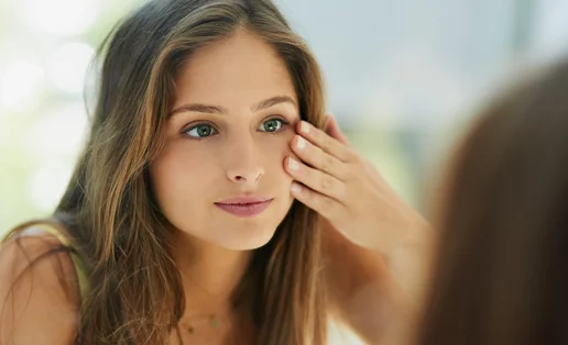 Δεν θα το πιστέψεις, όμως αυτή η αθώα συνήθεια μπορεί να προκαλέσει (πρόωρες) ρυτίδες