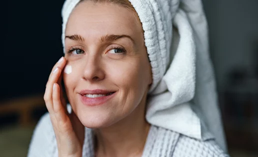 Χαρίζουν εφέ botox: 5 αντιγηραντικές κρέμες για να "παγώσεις" τον χρόνο