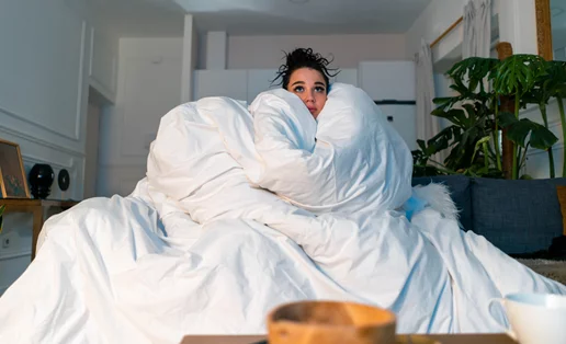 Ζήσε "επικίνδυνα": Τι μπορεί να συμβεί στο σώμα σου εάν αρχίσεις να κοιμάσαι χωρίς σκεπάσματα