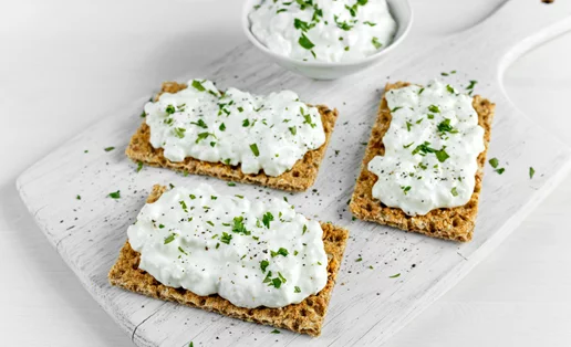 Σνακ πριν τον ύπνο: 3 κανόνες για να σε ωφελήσει το τσιμπολόγημα πριν κοιμηθείς