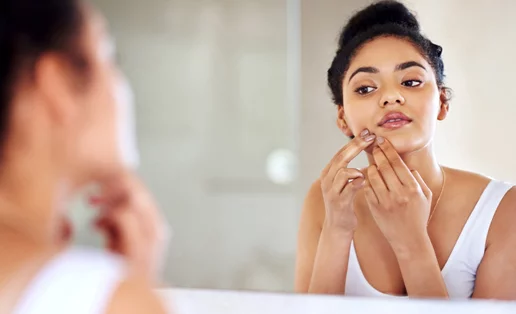 5 απίθανοι λόγοι για τους οποίους εμφανίζεις σπυράκια στο πρόσωπο