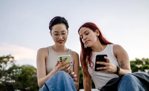 Κοιτάς το κινητό σου αντί να μιλήσεις με τους γύρω σου; Μήπως κάνεις... Phubbing;