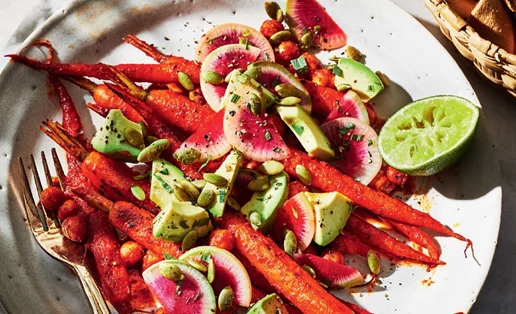 Σαλάτα με αβοκάντο, ρεβίθια με τσίλι και ραπανάκι