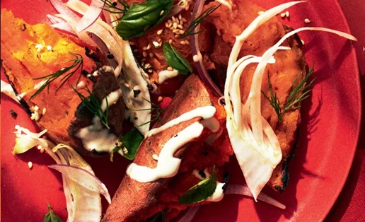 Σαλάτα με γλυκοπατάτα, τσίλι, ταχίνι και μάραθο