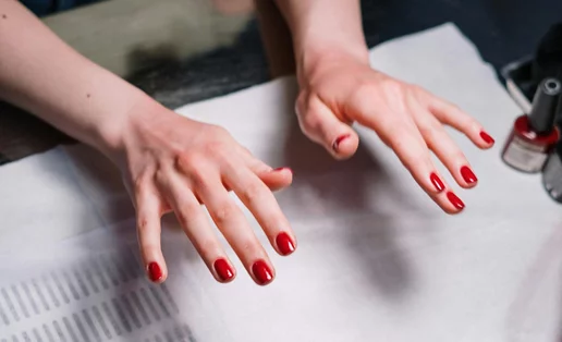 Τελικά το ημιμόνιμο καταστρέφει τα νύχια; Ας ξεκαθαρίσουμε τα πράγματα