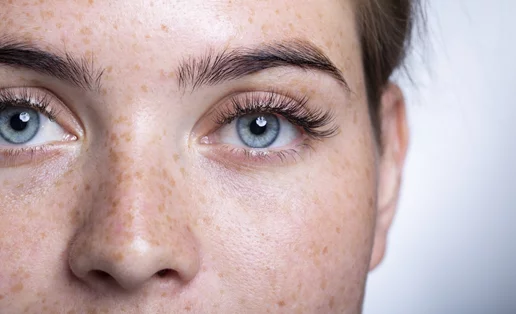 4 λάθη μακιγιάζ που τονίζουν "το πόδι της χήνας"