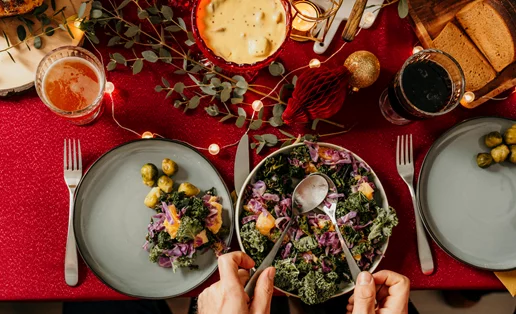 Και γιορτινές και υγιεινές! 7 σαλάτες για τα Χριστούγεννα που παίρνουν την έγκριση του διατροφολόγου