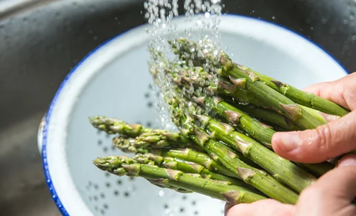 Γιατί ποτέ δεν πρέπει να τρως σπαράγγια όταν έχει καύσωνα;