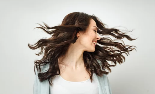 Πώς θα πετύχεις τα σέξι blow-dry hair εύκολα και χωρίς εργαλεία styling