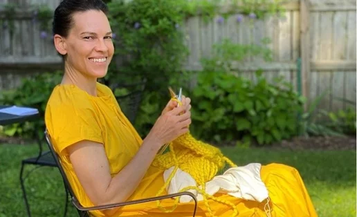 Η Χίλαρι Σουάνγκ θα γίνει μητέρα στα 48 - είναι κάτι συνηθισμένο;