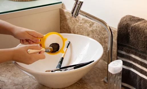 Σφουγγάρια, πινέλα μακιγιάζ, φίλτρα αέρα: Πότε πρέπει να πετάμε οικιακά αντικείμενα που χρησιμοποιούμε συχνά;