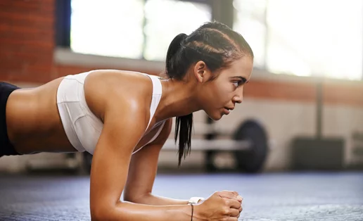 Οι 3 καλύτερες παραλλαγές της μαγικής σανίδας για να τονώσεις χέρια και κοιλιακούς