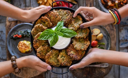 Καλοκαιρινή συνταγή για λαχταριστούς μελιτζανοκεφτέδες σε χρόνο dt