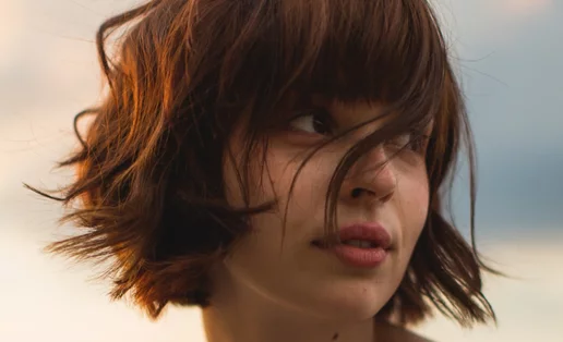 Πώς θα διατηρήσεις τέλειες τις αφέλειές σου στον καύσωνα