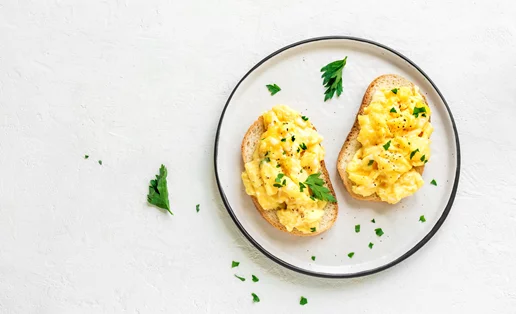 Πρωινό στο λεπτό: 4 εύκολοι τρόποι να μαγειρέψεις αυγά στο φούρνο μικροκυμάτων