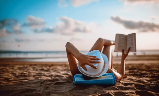 Όσο εσύ χαλαρώνεις στην παραλία, υπάρχει κάποιος που κάνει το σπίτι σου... λαμπίκο