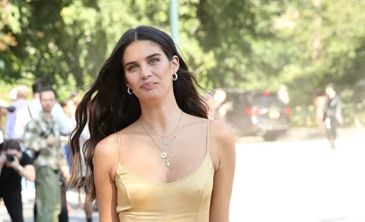 Αυτό είναι το πολυτελές χρώμα μαλλιών για μελαχρινές που κάνει κάθε εμφάνιση να δείχνει "ακριβή"