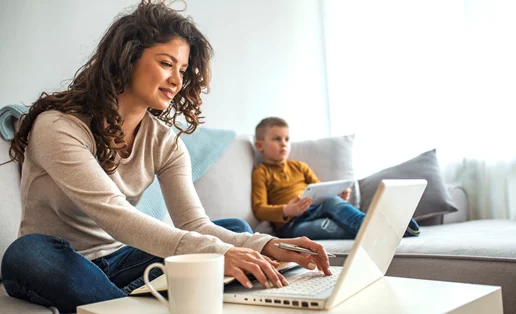 Τηλεργασία με τα παιδιά στο σπίτι: οδηγός επιβίωσης