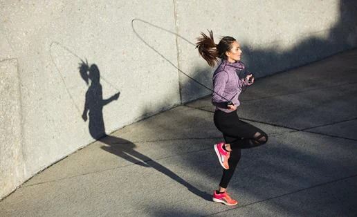 Σου αρέσει το σχοινάκι; Nα γιατί πρέπει να το εντάξεις στις καθημερινές σου προπονήσεις