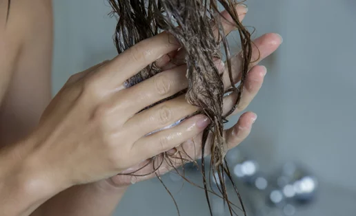 Έτσι απλά θα μεταμορφώσεις τα ξηρά σου μαλλιά