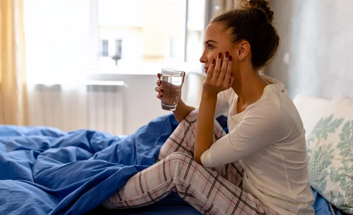 Τελικά πρέπει να πίνεις νερό το πρωί; Τι λένε οι ειδικοί