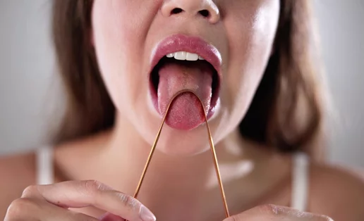 Βήμα - βήμα πώς πρέπει να καθαρίζεις τη γλώσσα σου (ναι, πρέπει να το κάνεις)