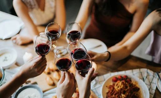 Τι συμβαίνει στο σώμα μας όταν το παρακάνουμε με το ποτό