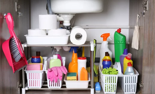 Απορρυπαντικά κάτω από το νεροχύτη: Γιατί πρέπει να το σταματήσεις;