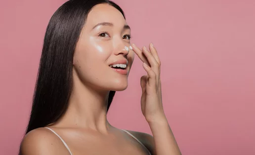 Δες πώς θα κάνεις σωστά το "skin slugging", την πιο δημοφιλή τάση ενυδάτωσης προσώπου