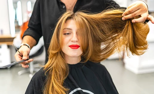 3 απλά μυστικά για να διατηρήσεις αναλλοίωτο το χρώμα των μαλλιών σου μετά το κομμωτήριο
