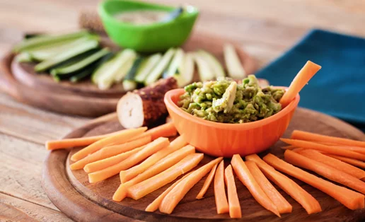 5 ιδέες για αλείμματα που συνοδεύουν τέλεια στικς λαχανικών και κριτσίνια