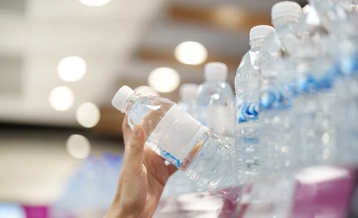 Πίνεις εμφιαλωμένο νερό; Μάθε τι κινδύνους μπορεί να κρύβει αυτή η συνήθεια