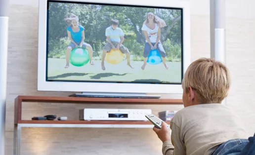 Βλέπει το μικρό σου πολλές ώρες τηλεόραση; Μάθε ποιος κίνδυνος ελλοχεύει