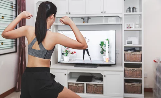 Η TikTok viral άσκηση που υπόσχεται 100% αποτελεσματικότητα στη μείωση του κοιλιακού λίπους