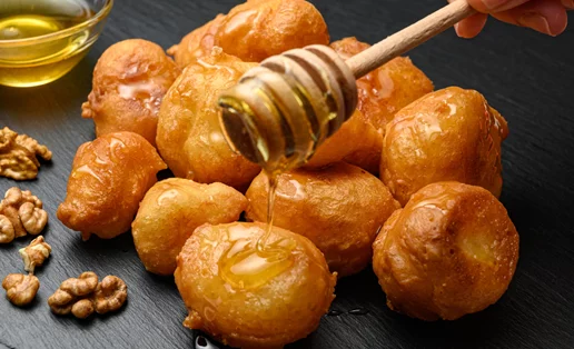 Λατρεύεις τους λουκουμάδες; Tώρα μπορείς να τους φτιάξεις με μόνο 2 υλικά!