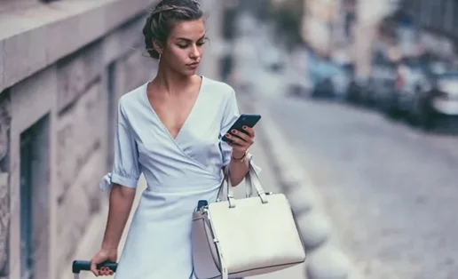 5 beauty items που κάθε "it" girl θα έχει στη βαλίτσα των διακοπών φέτος