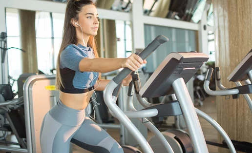 Πρόγραμμα άσκησης: Κάψε περισσότερες θερμίδες στο ελλειπτικό με λιγότερο κόπο