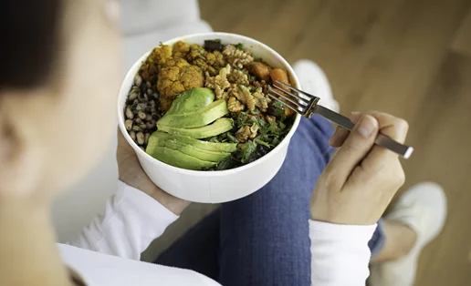 Μελέτη αποκαλύπτει νέο κόλπο πριν το γεύμα που σε διατηρεί αδύνατη