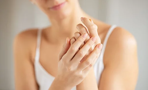 Πρησμένα δάχτυλα από ζέστη; 5 αποτελεσματικοί τρόποι για να ανακουφιστείς άμεσα!