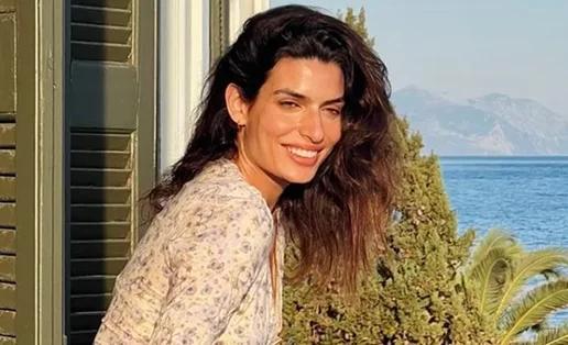 Σπαστά μαλλιά: 10 καλοκαιρινά χτενίσματα της Τόνιας Σωτηροπούλου που πρέπει να αντιγράψεις σήμερα κιόλας