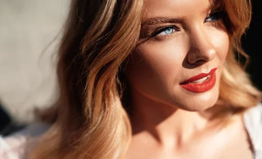 Τα κραγιόν με υαλουρονικό οξύ για ενυδάτωση και σταθερό χρώμα είναι το νέο trend στο μακιγιάζ φέτος