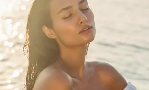 "Γιατί έχω πιο καθαρή επιδερμίδα το καλοκαίρι;"