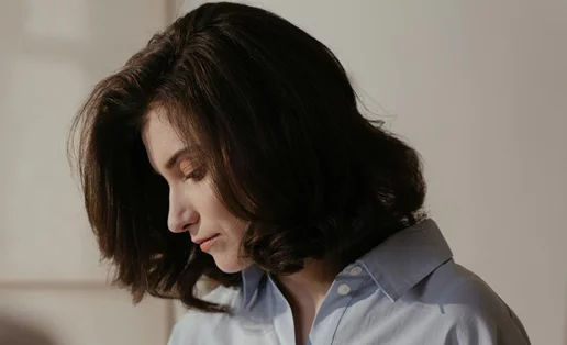 3 χρώματα μαλλιών που αναδεικνύουν τα κοντά καρέ κουρέματα