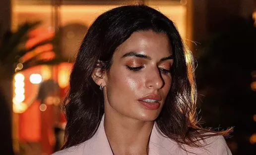 Η Τόνια Σωτηροπούλου φόρεσε το χρώμα σκιάς που κολακεύει όλες τις καστανομάτες