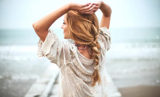 Θέλεις μια διακριτική ανανέωση στο χρώμα μαλλιών σου το καλοκαίρι; Τότε πρέπει να δοκιμάσεις το micro balayage