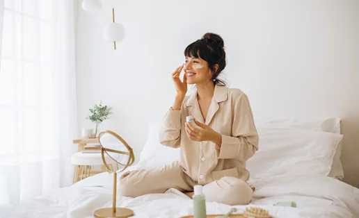 Σφιχτό δέρμα χωρίς ρυτίδες: Τι συστήνουν οι κορυφαίοι δερματολόγοι των celebrities; (να τι κάνει η Αngelina Jolie)