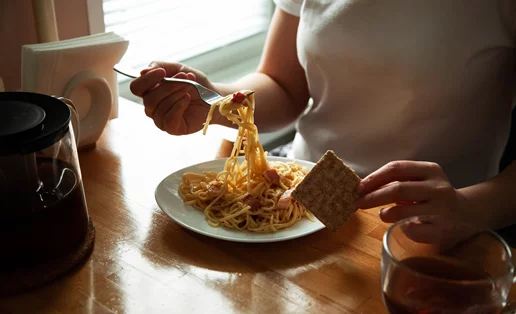 Μακαρόνια με ψωμί: Τελικά παχαίνει αυτός ο συνδυασμός υδατανθράκων;