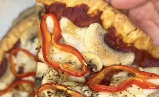 Συνταγή για τη viral high protein πίτσα με 5 μόνο υλικά!