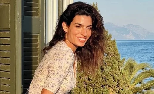 Σπαστά μαλλιά: 10 καλοκαιρινά χτενίσματα της Τόνιας Σωτηροπούλου που πρέπει να αντιγράψεις σήμερα κιόλας