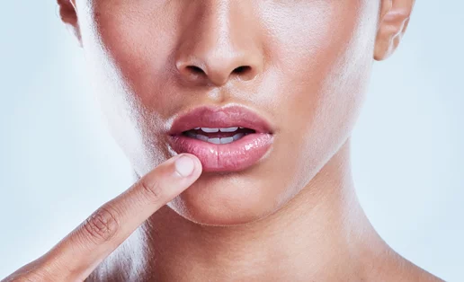 Τα lip oils είναι η νέα τάση στην ενυδάτωση των χειλιών μας